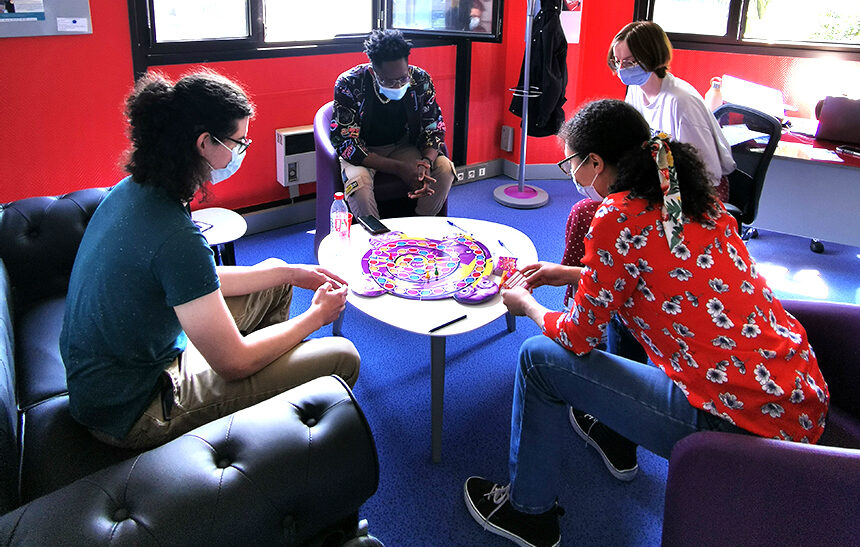 Atelier de jeunes diplômés dans une salle rouge