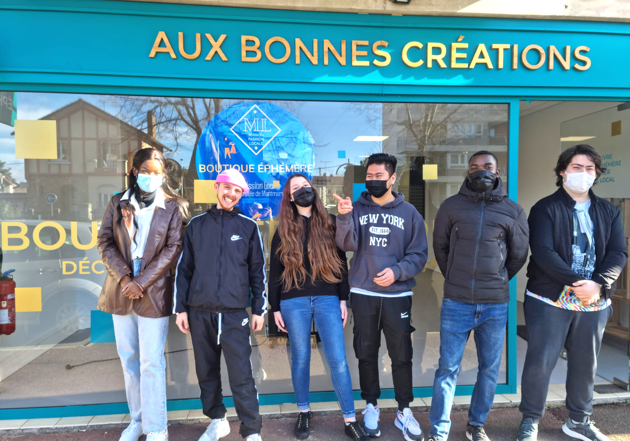 Jeunes devant la vitrine d'une boutique éphémère